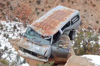 Illustration for article titled Spectacular Suicide Attempt In Dodge Van Foiled By Pesky Cliff